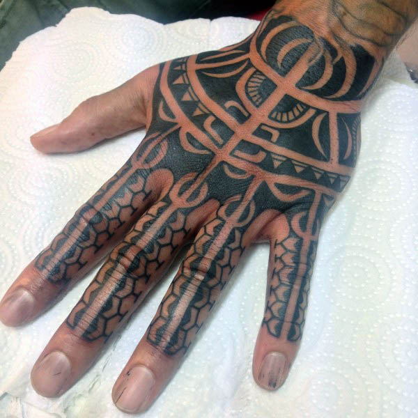 tatuaje tribal mano para hombre 12