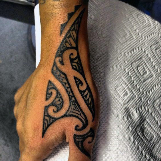 tatuaje tribal mano para hombre 13