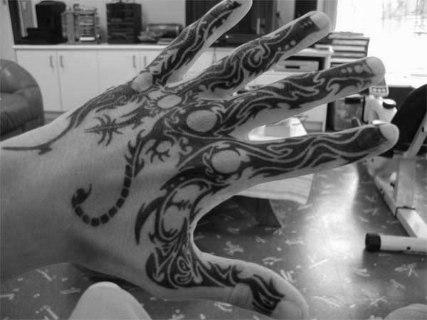tatuaje tribal mano para hombre 14