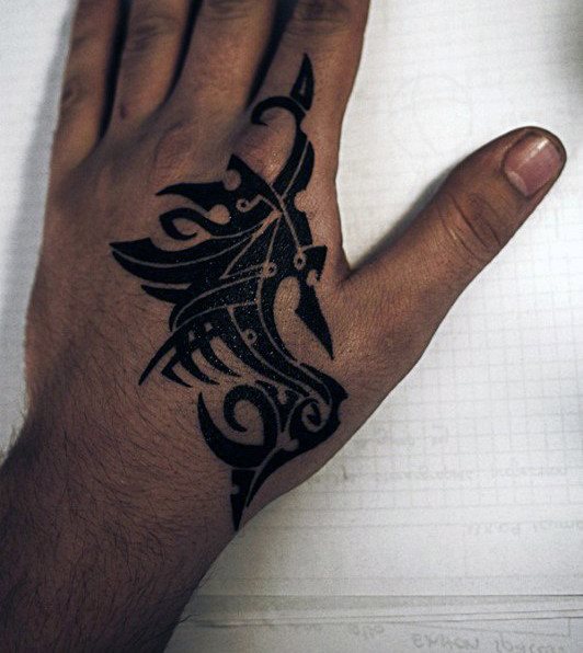 tatuaje tribal mano para hombre 15
