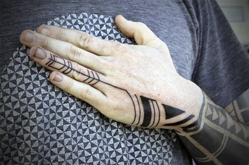 tatuaje tribal mano para hombre 17