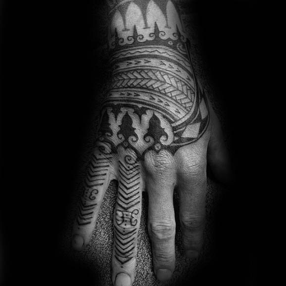 tatuaje tribal mano para hombre 18