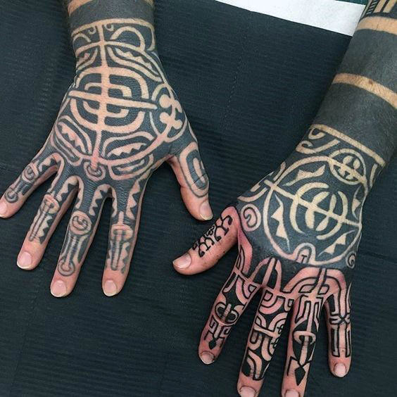 tatuaje tribal mano para hombre 19