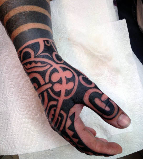 tatuaje tribal mano para hombre 20