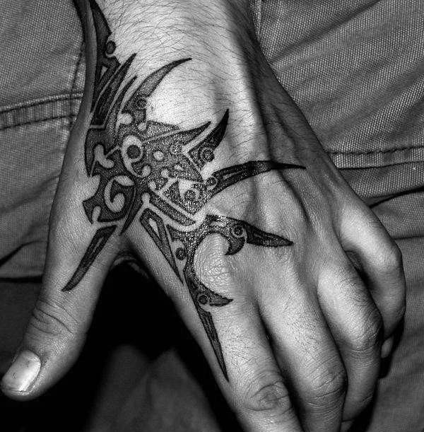 tatuaje tribal mano para hombre 24