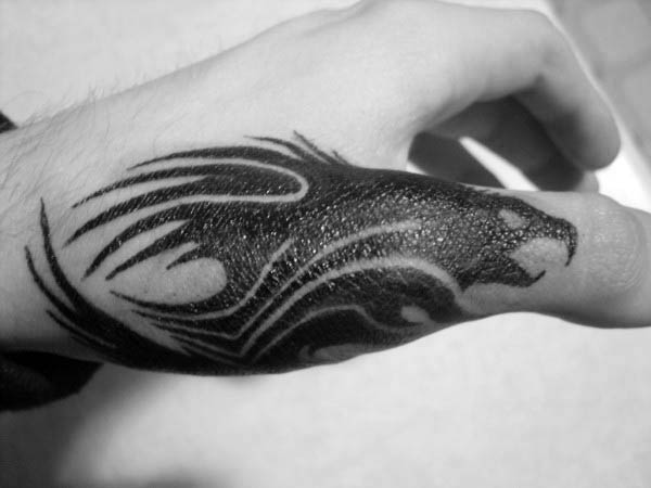 tatuaje tribal mano para hombre 26