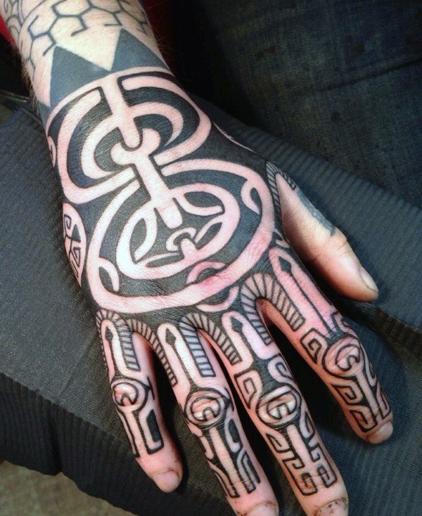 tatuaje tribal mano para hombre 27