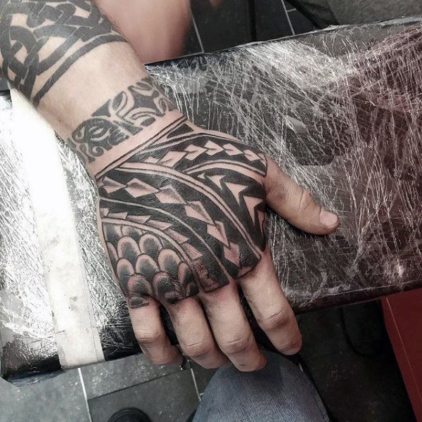 tatuaje tribal mano para hombre 28
