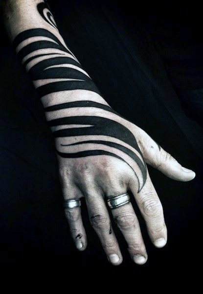 tatuaje tribal mano para hombre 29