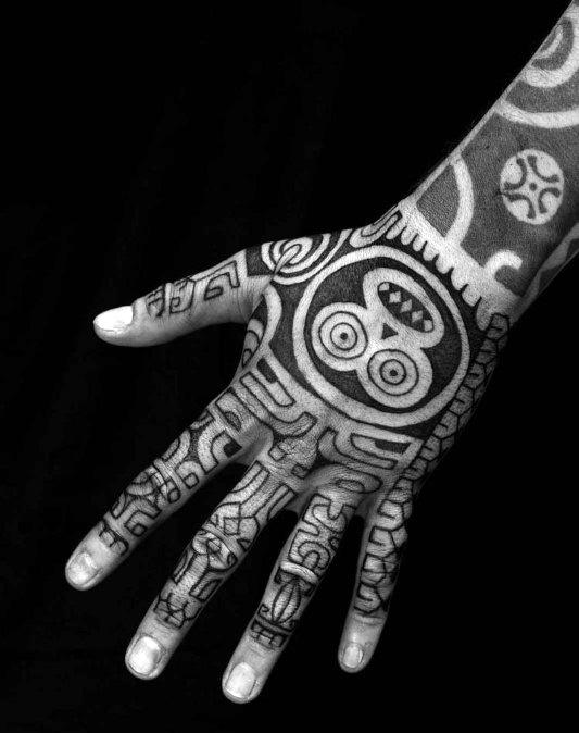 tatuaje tribal mano para hombre 31