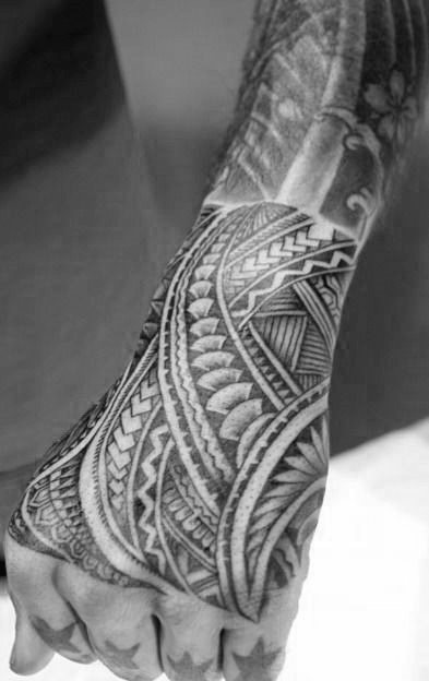 tatuaje tribal mano para hombre 32