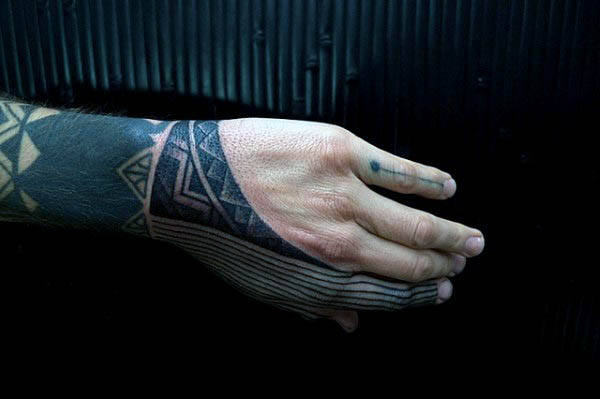 tatuaje tribal mano para hombre 33
