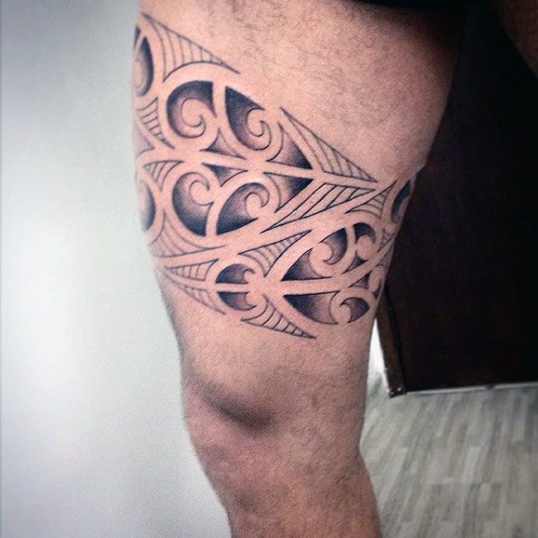 tatuaje tribal muslo para hombre 03
