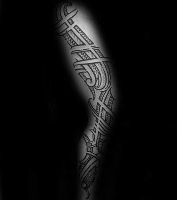 tatuaje tribal muslo para hombre 04