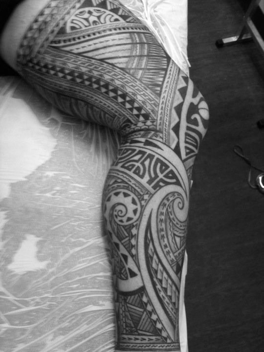 tatuaje tribal muslo para hombre 05