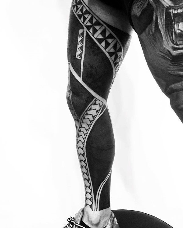 tatuaje tribal muslo para hombre 07