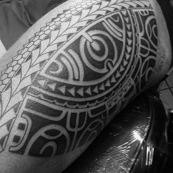 tatuaje tribal muslo para hombre 10