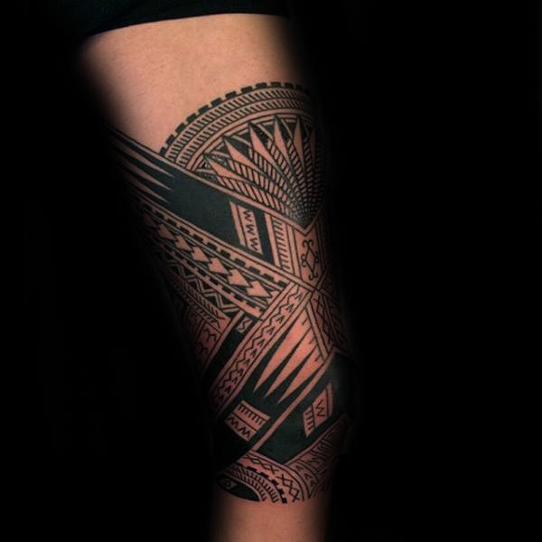 tatuaje tribal muslo para hombre 11