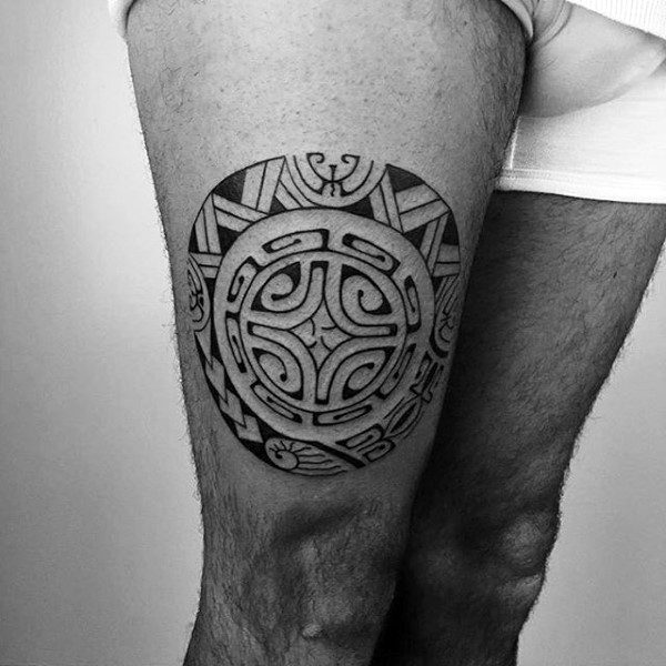 tatuaje tribal muslo para hombre 13