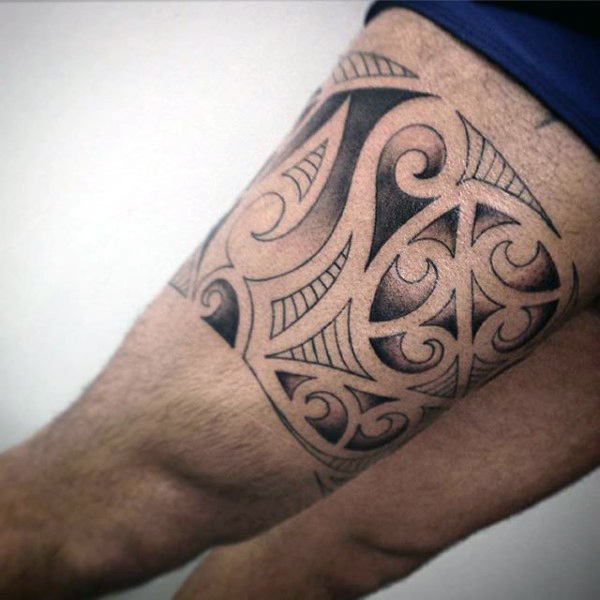tatuaje tribal muslo para hombre 17