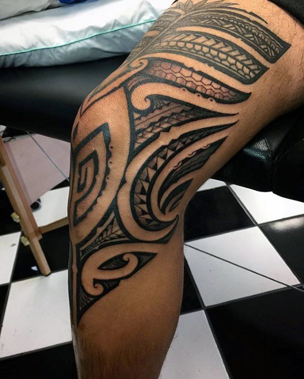 tatuaje tribal muslo para hombre 19