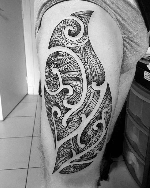 tatuaje tribal muslo para hombre 21