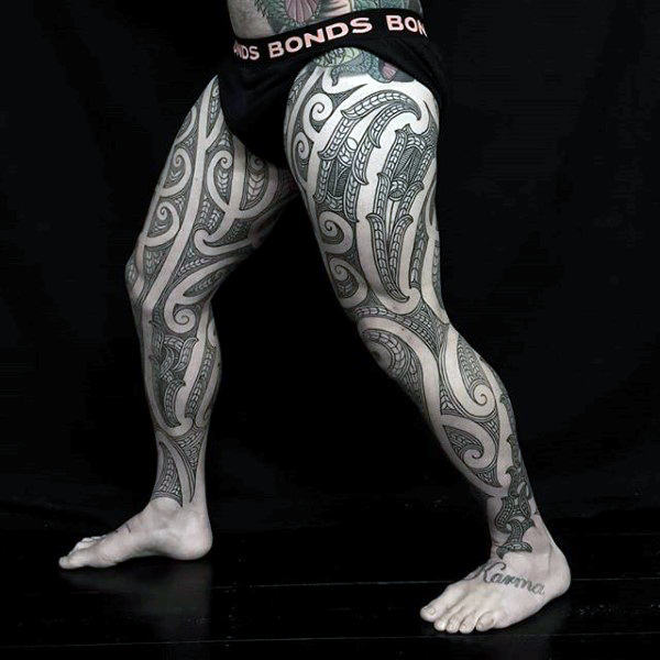 tatuaje tribal muslo para hombre 24