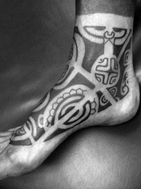 tatuaje tribal pie para hombre 04