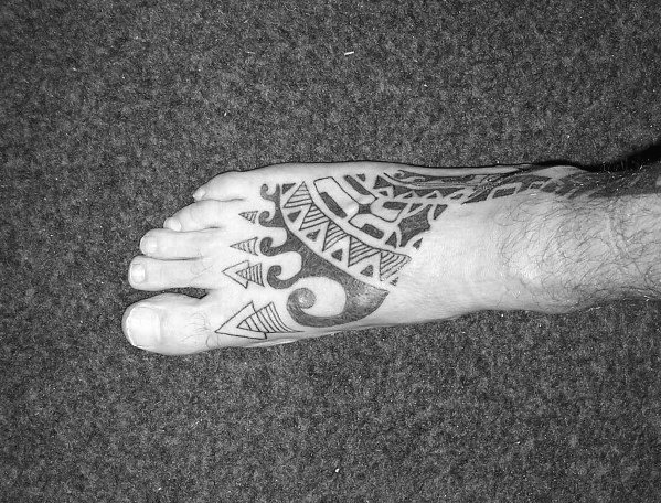 tatuaje tribal pie para hombre 05