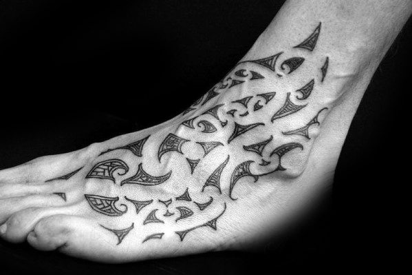 tatuaje tribal pie para hombre 06