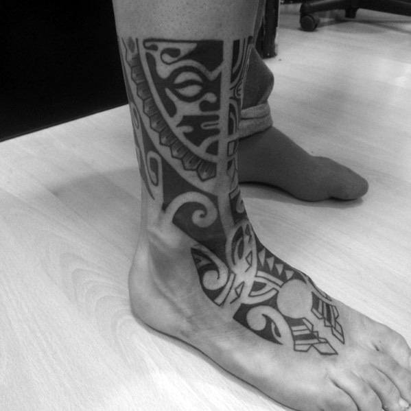 tatuaje tribal pie para hombre 07