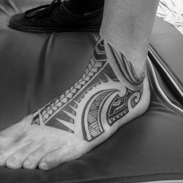 tatuaje tribal pie para hombre 11