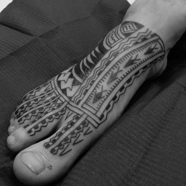 tatuaje tribal pie para hombre 13