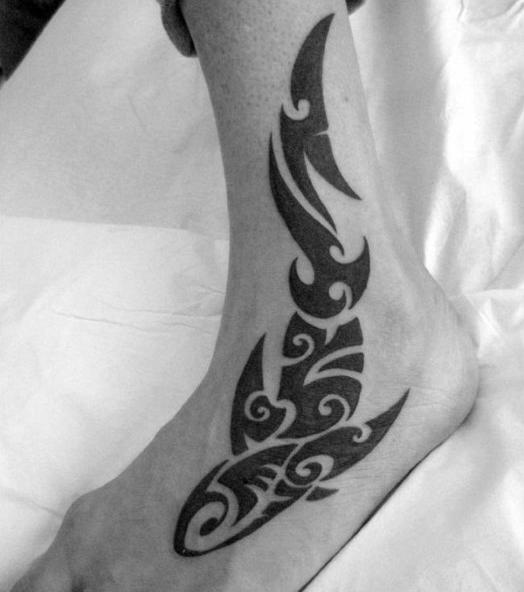 tatuaje tribal pie para hombre 14