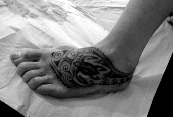 tatuaje tribal pie para hombre 15