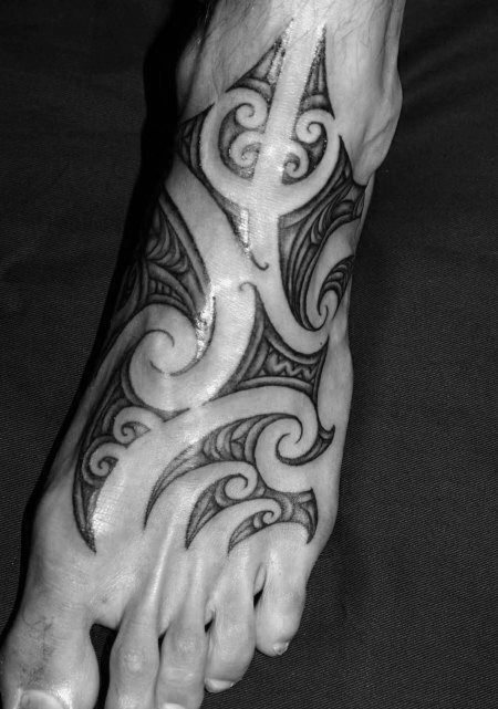 tatuaje tribal pie para hombre 18