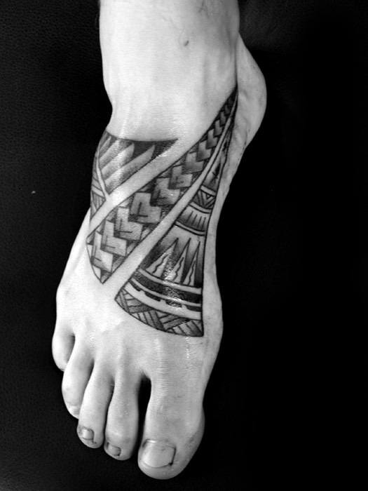 tatuaje tribal pie para hombre 21