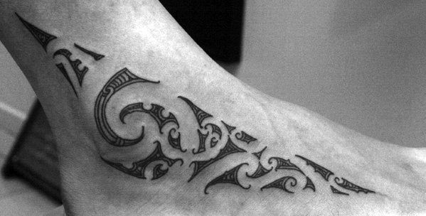 tatuaje tribal pie para hombre 22