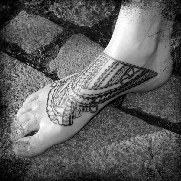 tatuaje tribal pie para hombre 24