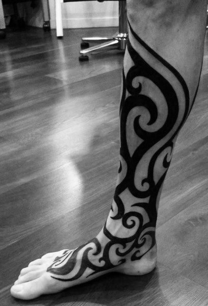 tatuaje tribal pie para hombre 25