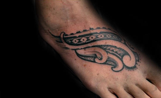 tatuaje tribal pie para hombre 28