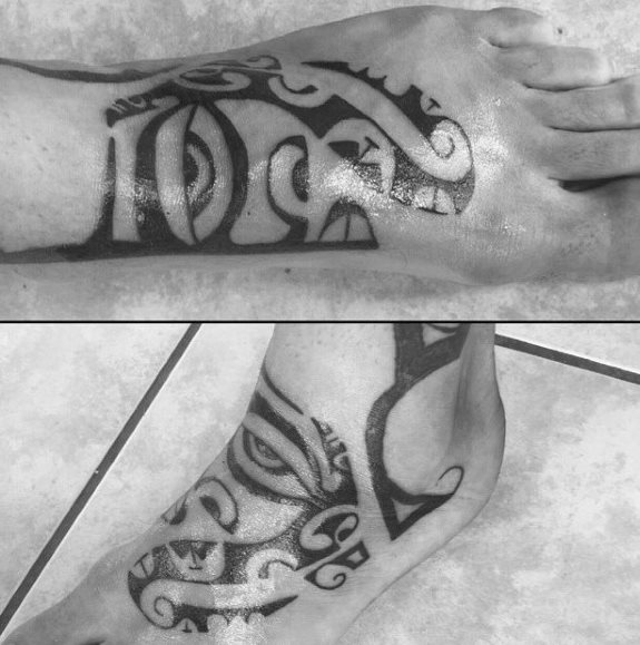 tatuaje tribal pie para hombre 31