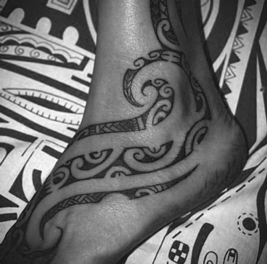 tatuaje tribal pie para hombre 32