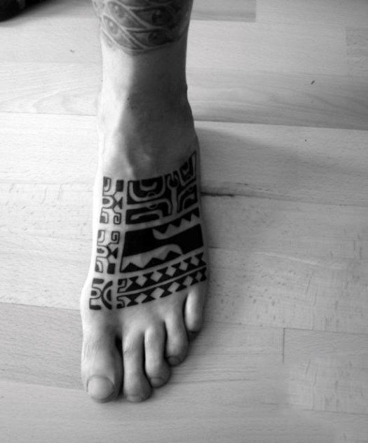 tatuaje tribal pie para hombre 33