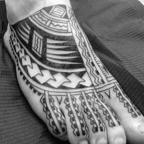 tatuaje tribal pie para hombre 34