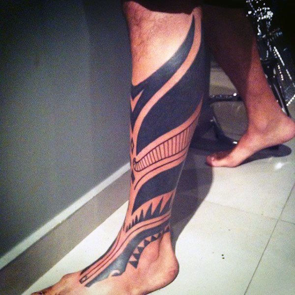tatuaje tribal pierna para hombre 02