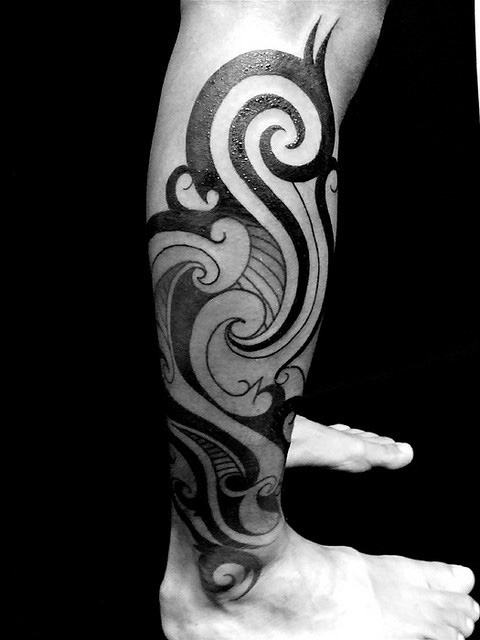 tatuaje tribal pierna para hombre 03