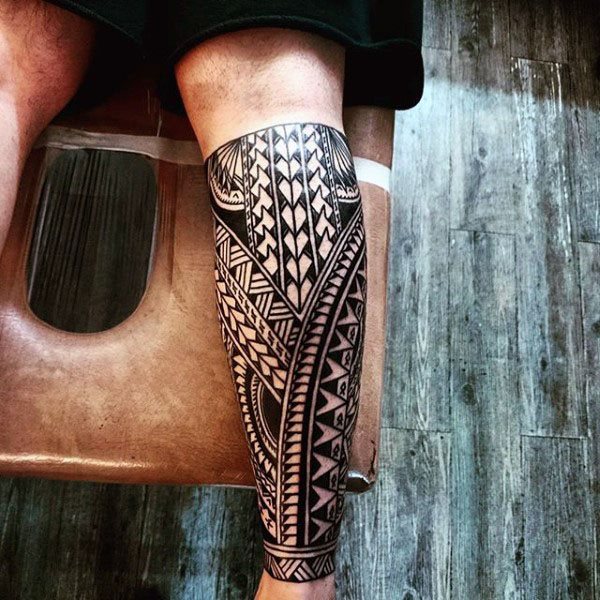 tatuaje tribal pierna para hombre 04