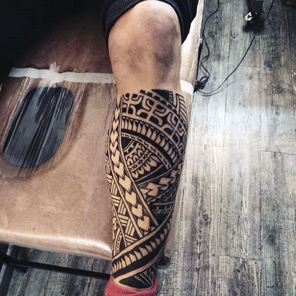 tatuaje tribal pierna para hombre 06