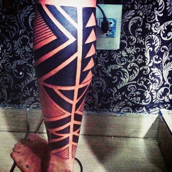 tatuaje tribal pierna para hombre 12